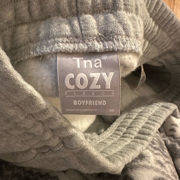 Aritzia cozy boyfriend 5” shorts - Picture 3 of 3